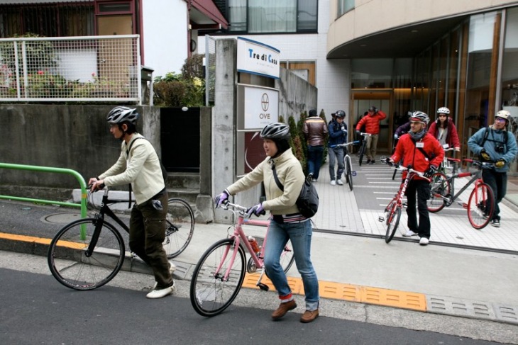 スポーツバイクに慣れるためまずは200mぐらい押して歩きます