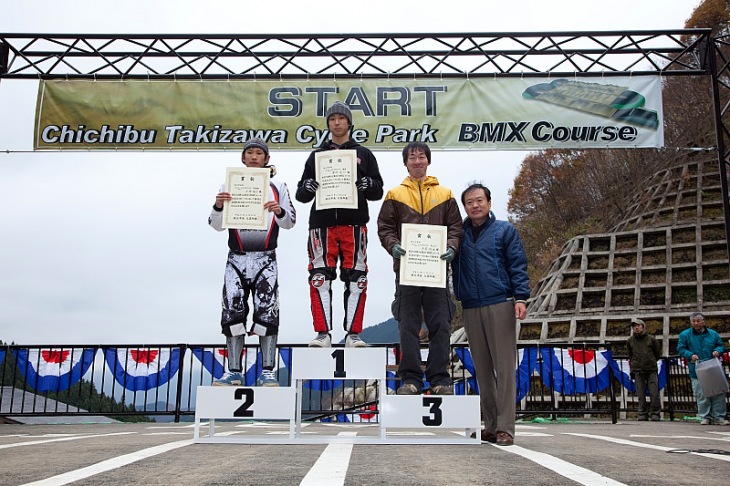 クルーザー13~29 歳クラス表彰式。3 位は秩父BMX 協会所属の田島俊史