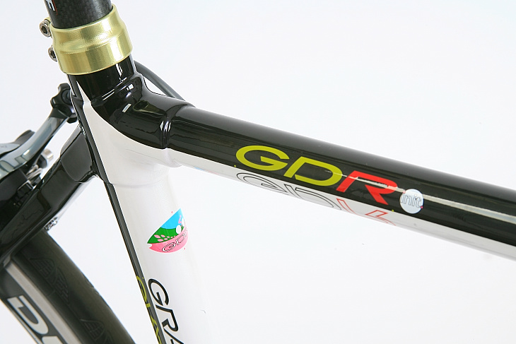 トップチューブ後方に「GDR」のロゴが入る