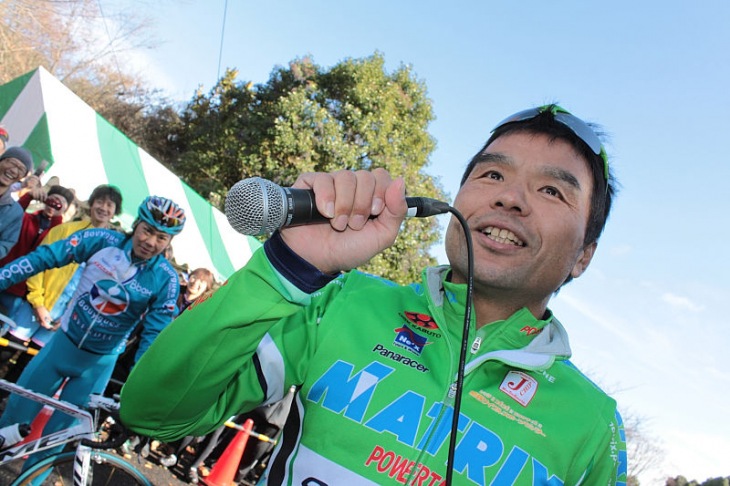 毎度おなじみ安原カントクのマイク逆持ち!(ギャグ)