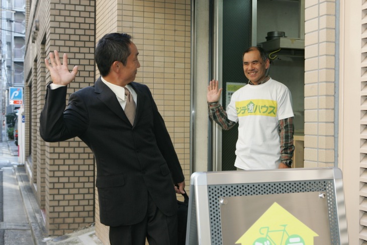 20分ほどでシャワーと着替えを済ませ、オフィスへ向かう佐野さん。何ともスマートでカッコイイ!