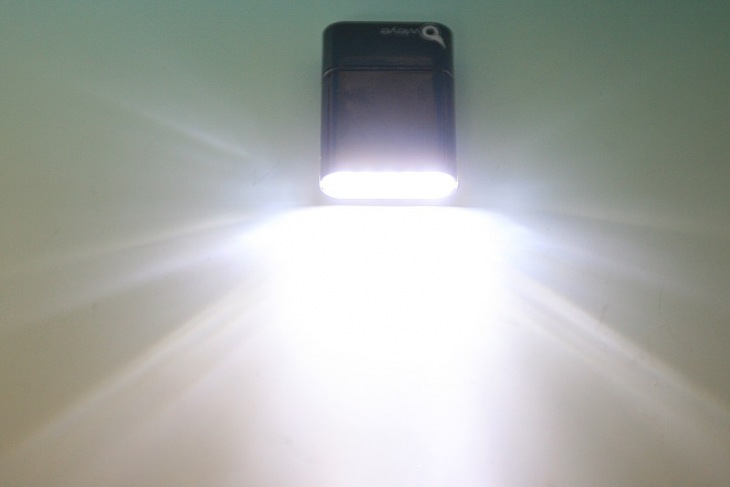 コンパクトボディながら5LEDで強力な照射力を誇る