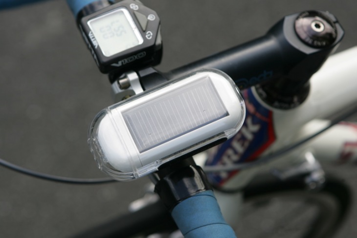 オウルアイ HEADLIGHT 3LED。太陽光発電式のヘッドライトだ