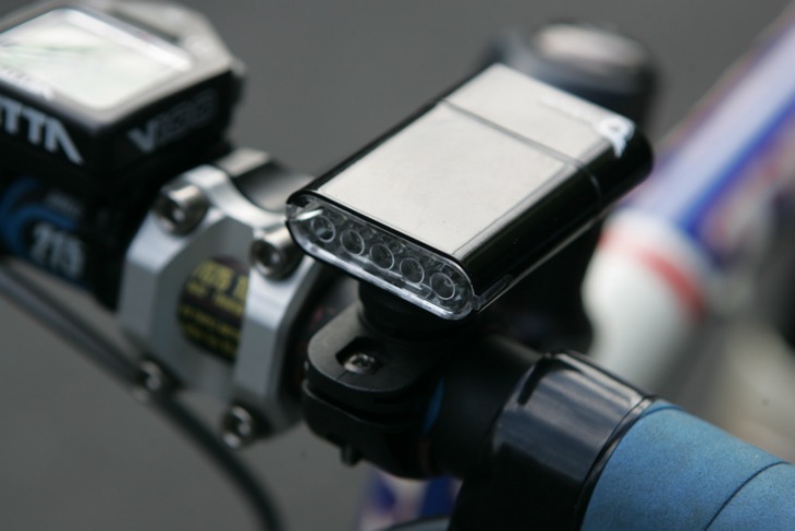 オウルアイ HEADLIGHT 5LED。5つのLEDを使用する