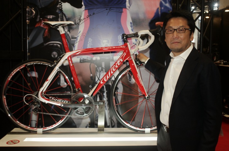 150gもの軽量化を実現したチェント1スーパーレジェラ。ご紹介してくださったのは服部産業の竹ノ内さん