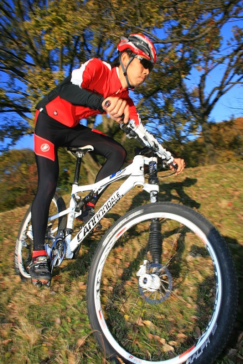 実は下り性能の高さが楽しいバイクだ(鈴木祐一)