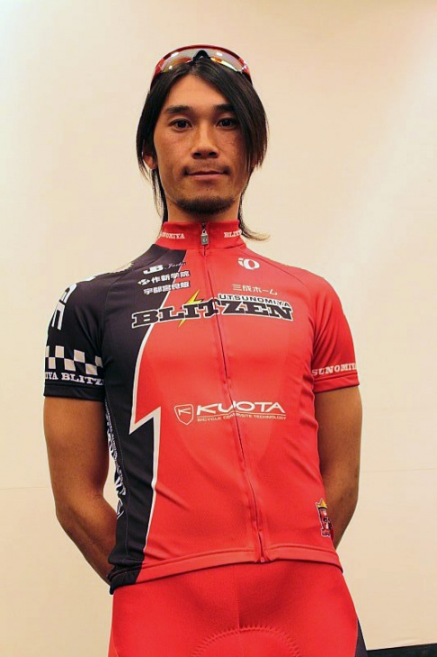 宇都宮ブリッツェン2010新ジャージはレッド&ブラックの非対称デザインだ