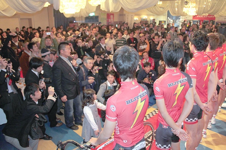 400人の支援者が宇都宮ブリッツェンの2年目の門出を祝った