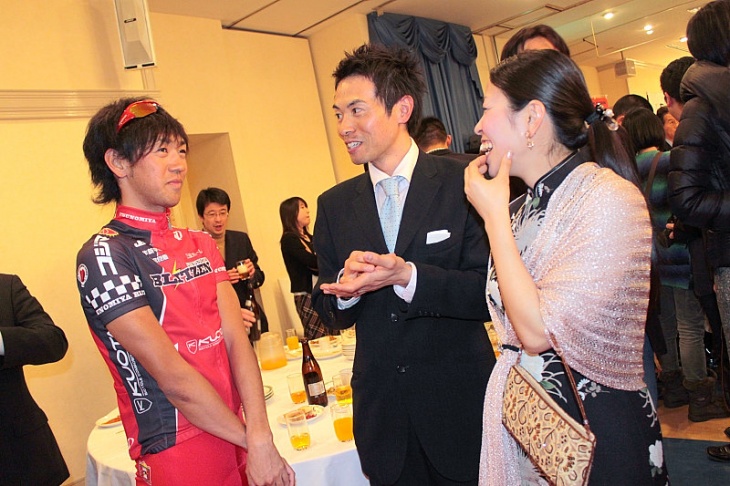 ファンと交流する長沼選手