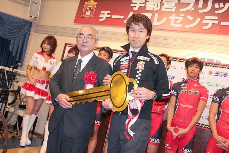 栃木スバルからチームカーに新レガシィがプレゼントされる