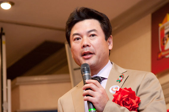 かけつけた佐藤栄一市長がエールを贈る