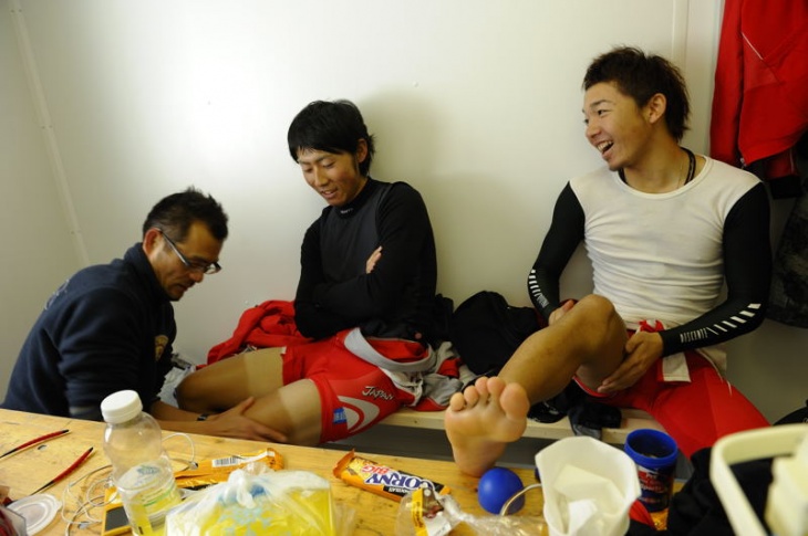 レース前にマッサージを受ける竹之内悠(チームユーラシア・ムセウバイクス)と小坂光(宇都宮ブリッツェン)