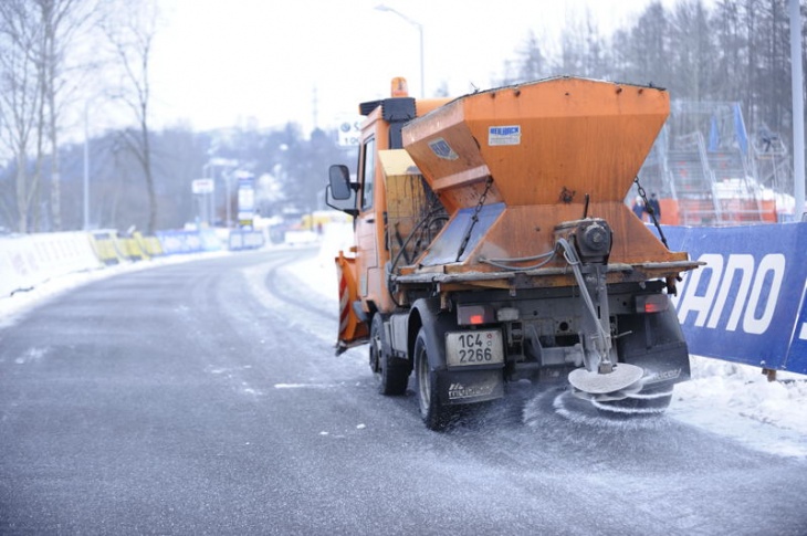コースには融雪剤が撒かれる