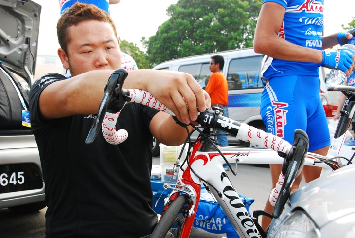 愛三チームのレースを支える中島康仁メカニック