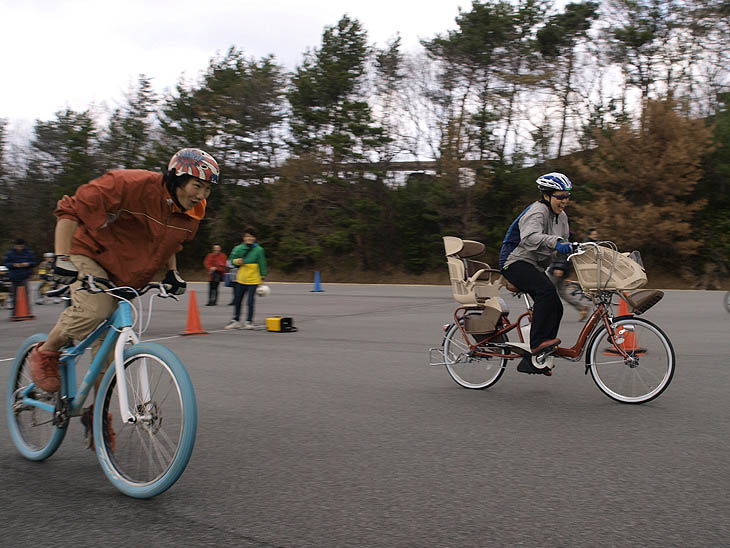 ヒルクライム・スプリントレース オカッピー(左)とお子様乗せ自転車が競り合う!