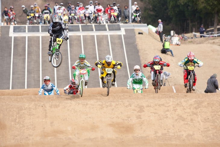 日本で最も高い6m のスタートヒルを駆け降りジャンプセクションに挑むライダーたち。 写真はボーイズ13~14 歳クラス決勝