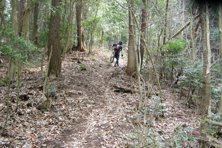 自転車を担いで登る