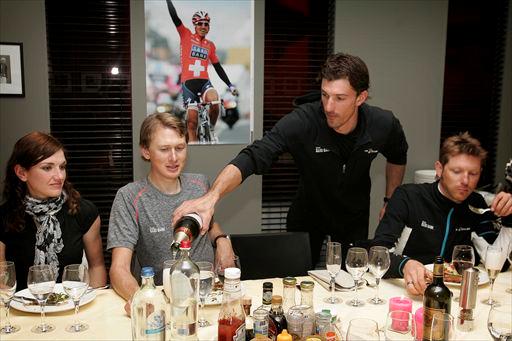 ラーションらにシャンパンを注ぐファビアン・カンチェラーラ(スイス、サクソバンク)