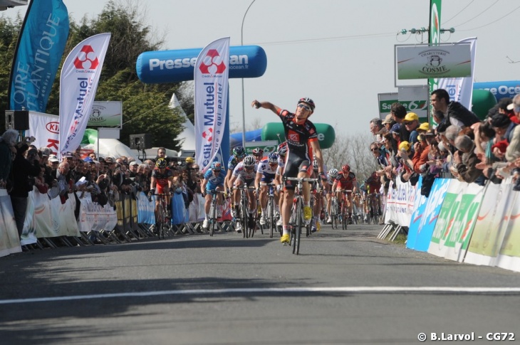 第1ステージ ゴール前でスパートを仕掛けたルイスレオン・サンチェス(スペイン、ケースデパーニュ)が優勝