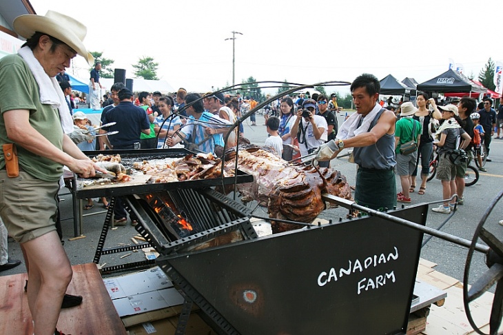 豚の丸焼きは大人気。お祭りだ!