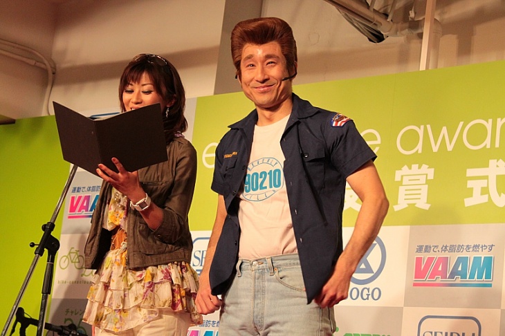 バイク アクティビスト賞を受賞したディラン・マッケイ ことなだぎ武さん(ザ・プラン9 )