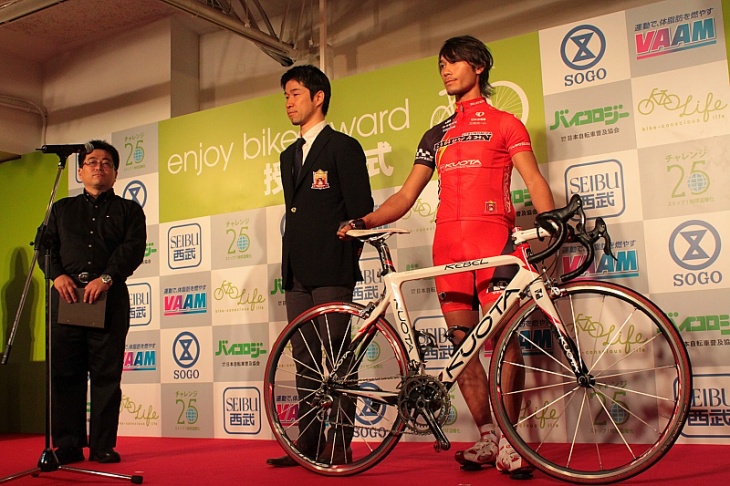 特別賞を受賞した宇都宮ブリッツェンの皆さん(栗村修監督、廣瀬佳正選手)