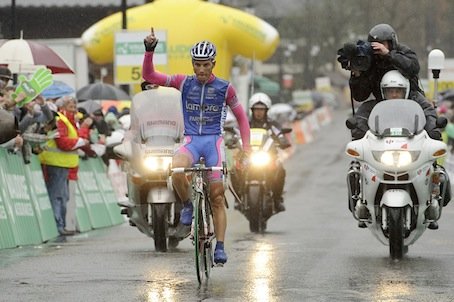 雨のゴールに単独で飛び込むサイモン・スピラック(スロベニア、ランプレ)