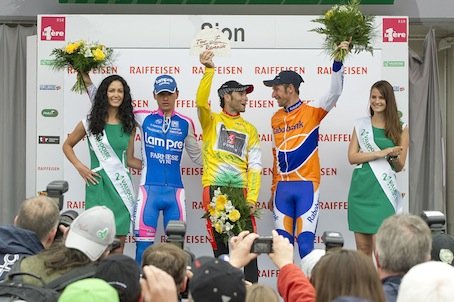 総合表彰台、左から2位サイモン・スピラック(スロベニア、ランプレ)、優勝アレハンドロ・バルベルデ(スペイン、ケースデパーニュ)、3位デニス・メンショフ(ロシア、ラボバンク)