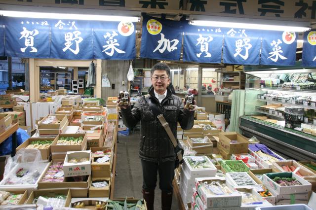 青果市場にて。くわいのパッケージをデザインするための下見です