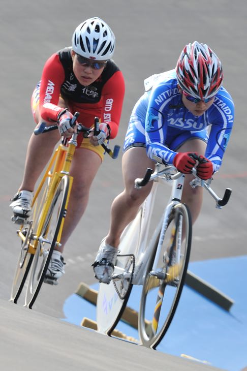 女子個人追抜3km 三宅愛梨を抜き去る田中まい(日本体育大学)=右