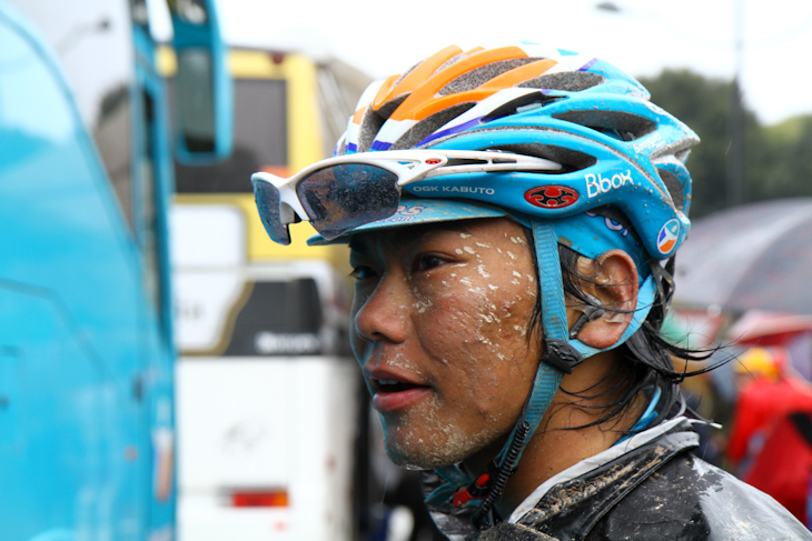 泥だらけの姿でチームバスに戻って来た新城幸也(日本、Bboxブイグテレコム)