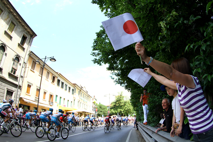 イタリア在住の日本人が新城幸也(日本、Bboxブイグテレコム)に声援を送る