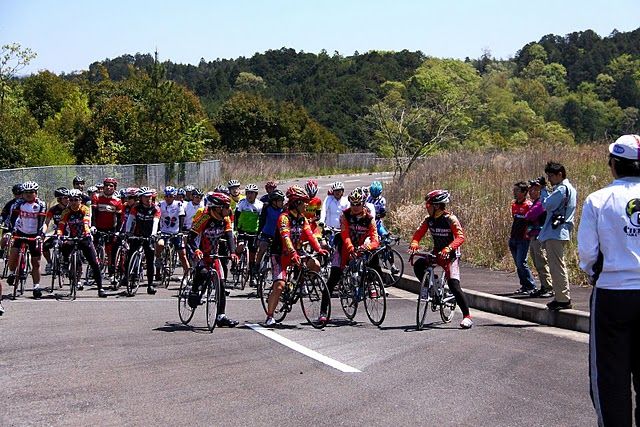 C5クラスのスタート プロ選手や上級クラスの選手が集団走行のアドバイスを行う