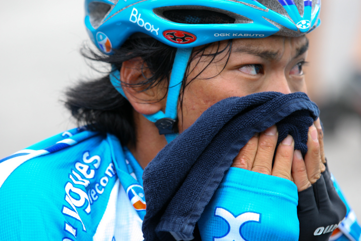 ゴール後、地面に座り込む新城幸也(日本、Bboxブイグテレコム)