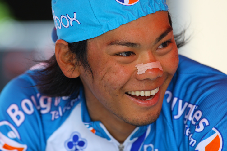 観客の問いかけに笑顔で応える新城幸也(日本、Bboxブイグテレコム)