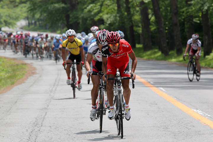 1km地点、長沼隆行(宇都宮ブリッツェン)先頭で一列棒状