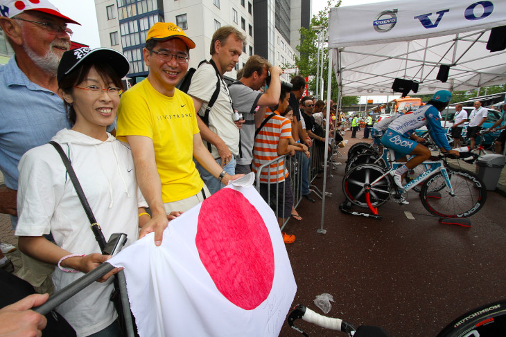 日本のファンも日の丸を掲げて新城幸也(日本、Bboxブイグテレコム)を見守る