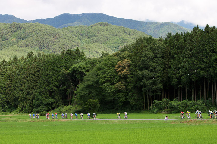 2日目 4周目、阿部嵩之(シマノレーシング)のアタックで集団が伸びる