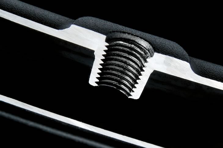 ロウ付け溶接による強化T ナット(チューブレスタイプリム)