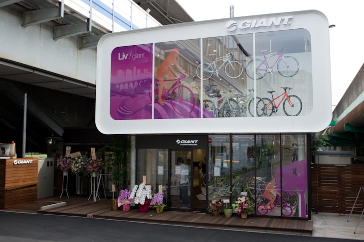 二子橋と東急の高架の間の突き当たり。アパレルショップのような2階建て