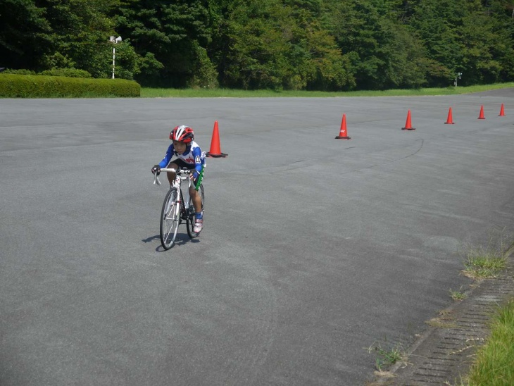 小学1・2 年生の部 男子1 位の田島可惟くん( 伊豆サイクルスポーツクラブ)の力走