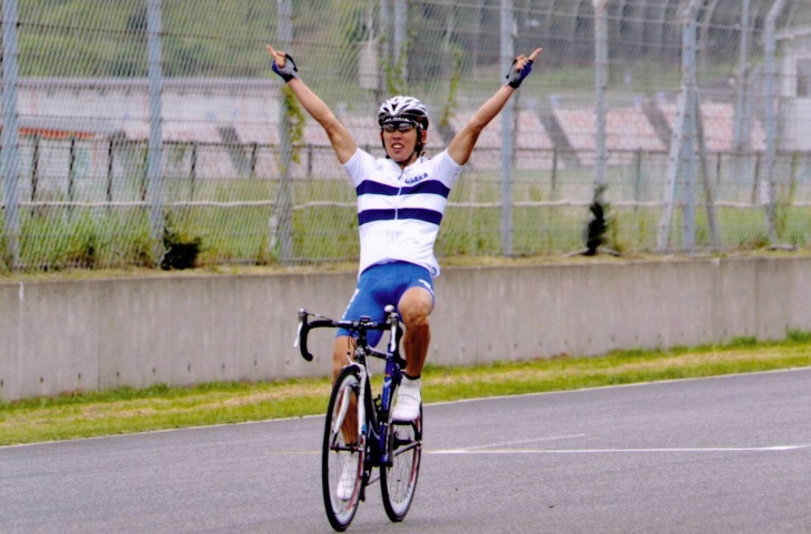 2008年大分国体ロードレースで、後続を大きく引き離すスプリントを決め、ゴールに飛び込む辻善光