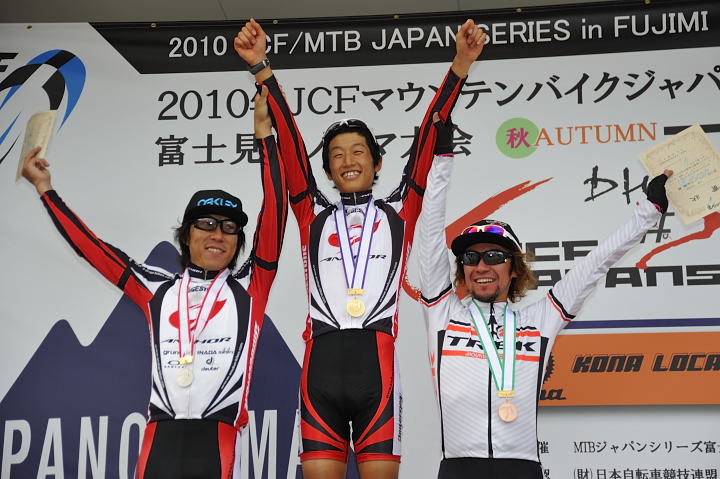 XCOエリート男子表彰 　優勝平野星矢（チームブリヂストン・アンカー）、2位辻浦圭一（チームブリヂストン・アンカー）、3位松本駿（TREK）