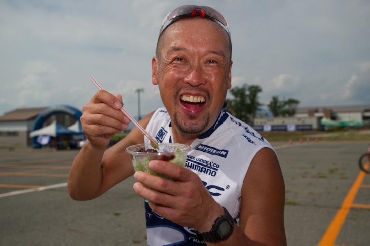 かき氷最高! 笑顔の御子柴さん
