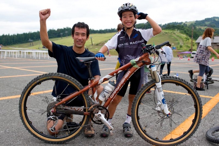 親子リレー高学年の部優勝の川口知昭さん&幸之助くん。「一応シクロクロスのタイヤも持ってきたんだけど、ちょっとものたりない感じ…」。まだまだ走り足りない様子だ