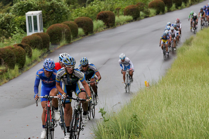 3周目、逃げの3人に佐野淳哉(TEAM NIPPO)が追いつく