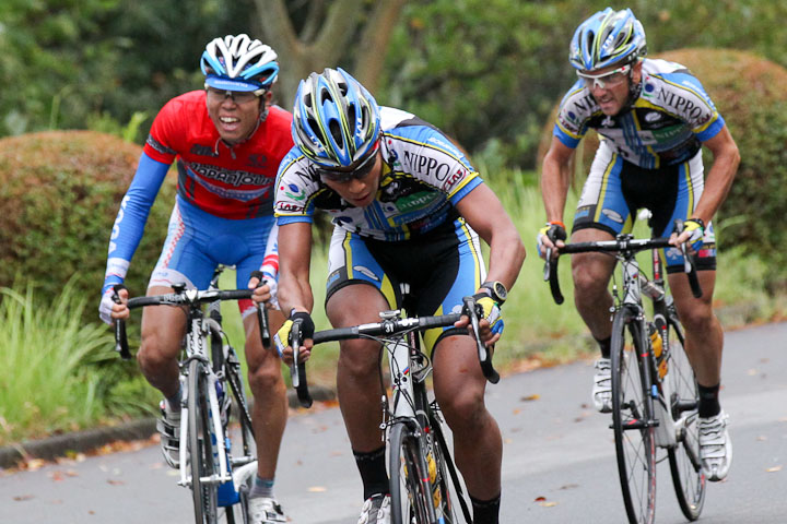7周目、佐野淳哉(TEAM NIPPO)がアタックを仕掛ける