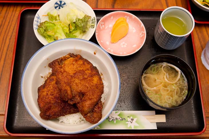 ソースカツ丼(小)。みそ汁、サラダつき750円