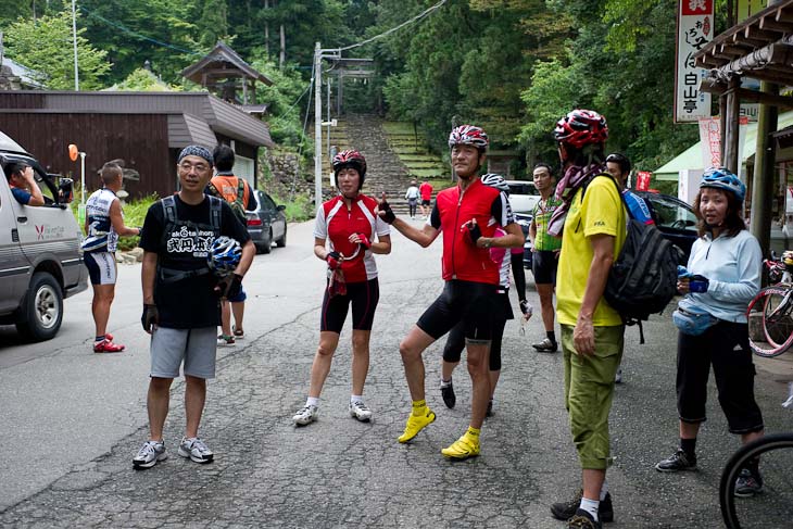 登りきりました! 自転車をとめ、後続の到着を待つみなさん