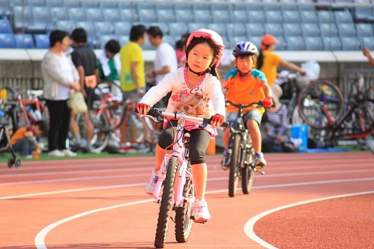 子供たちの真剣な走りに会場が沸く